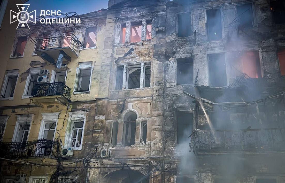 Наслідки масованої нічної атаки ракет та БПЛА: у чотирьох районах Одеси зникло світло, електротранспорт зупинено, є постраждалі Наслідки масованої нічної атаки ракет та БПЛА: у чотирьох районах Одеси зникло світло, електротранспорт зупинено, є постраждалі